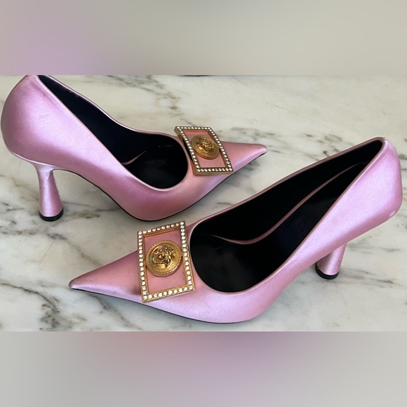 VERSACE Biggie Pink Satin Pointed Toe Crystal Medusa Plaque Pump Heels - Picture 2 of 13